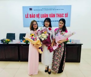 NSUT Thúy Nội (giữa) bảo vệ thành công luận văn Thạc sỹ Nghệ thuật.