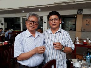 Ông Kim Quốc Hoa (trái) và tác giả.