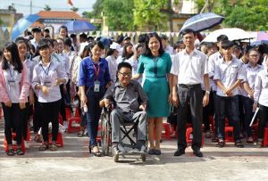 Trần Hồng Giang đến trò chuyện cùng học sinh trường THPT Nam Trực (Nam Định).