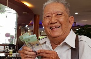 Với 2 triệu đồng, Mạc Can có thể sống rủng rỉnh cả tháng.