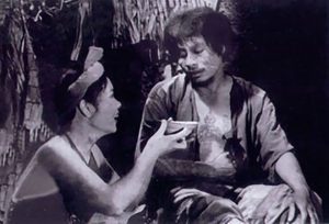 Cảnh Thị Nở (Đức Lưu) đưa bát cháo hành cho Chí Phèo (Bùi Cường) ăn trong bộ phim "Làng Vũ Đại ngày ấy"